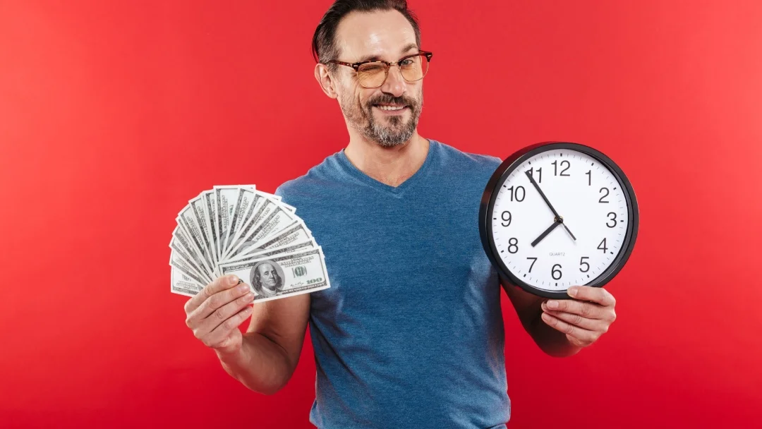 Un homme tenant de l'argent et une horloge sur un fond rouge, symbolisant le temps et la valeur financière.