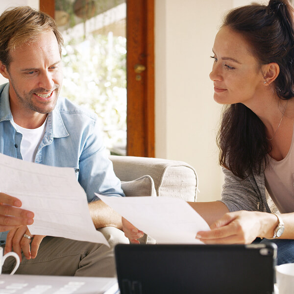 Couple reviewing available loan amounts offered by Prêt Formula in Québec