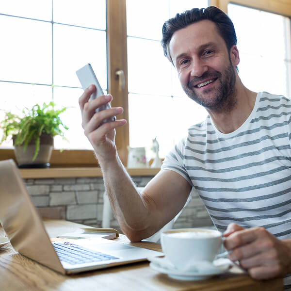 Homme utilisant son téléphone illustrant une alternative rapide aux solutions de prêt traditionnelles
