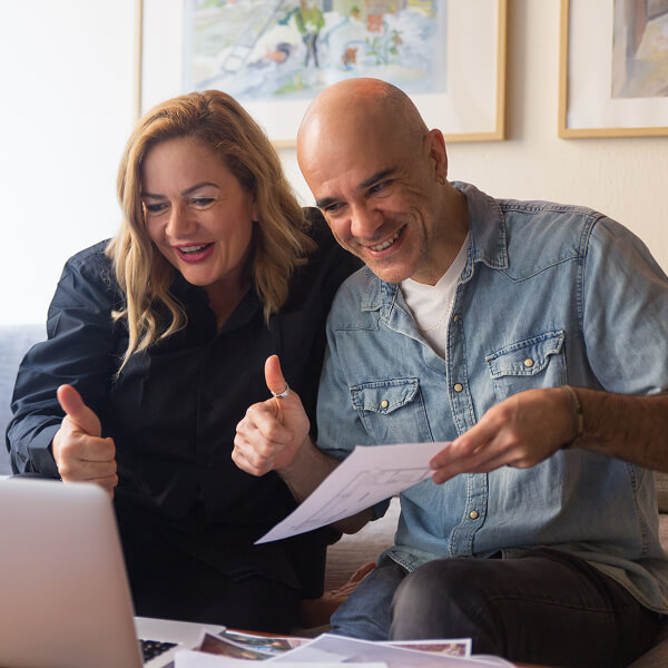 Couple heureux consultant des documents financiers après avoir obtenu un financement alternatif