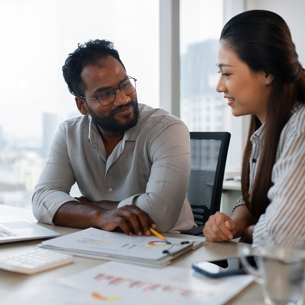 Personnes analysant des documents financiers pour gérer leur budget de manière responsable